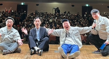 「貴重な共演！」マキタスポーツ、ハライチ岩井とのステージショット公開