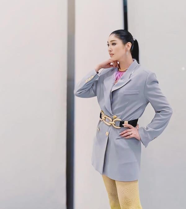 アンミカが大胆な多色コーデを披露！「スモーキーな雰囲気にしてみました」