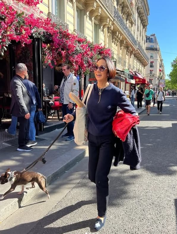 「犬連れてバゲット抱えて…！」中村江里子のまるで映画な“PARISな瞬間”に大反響