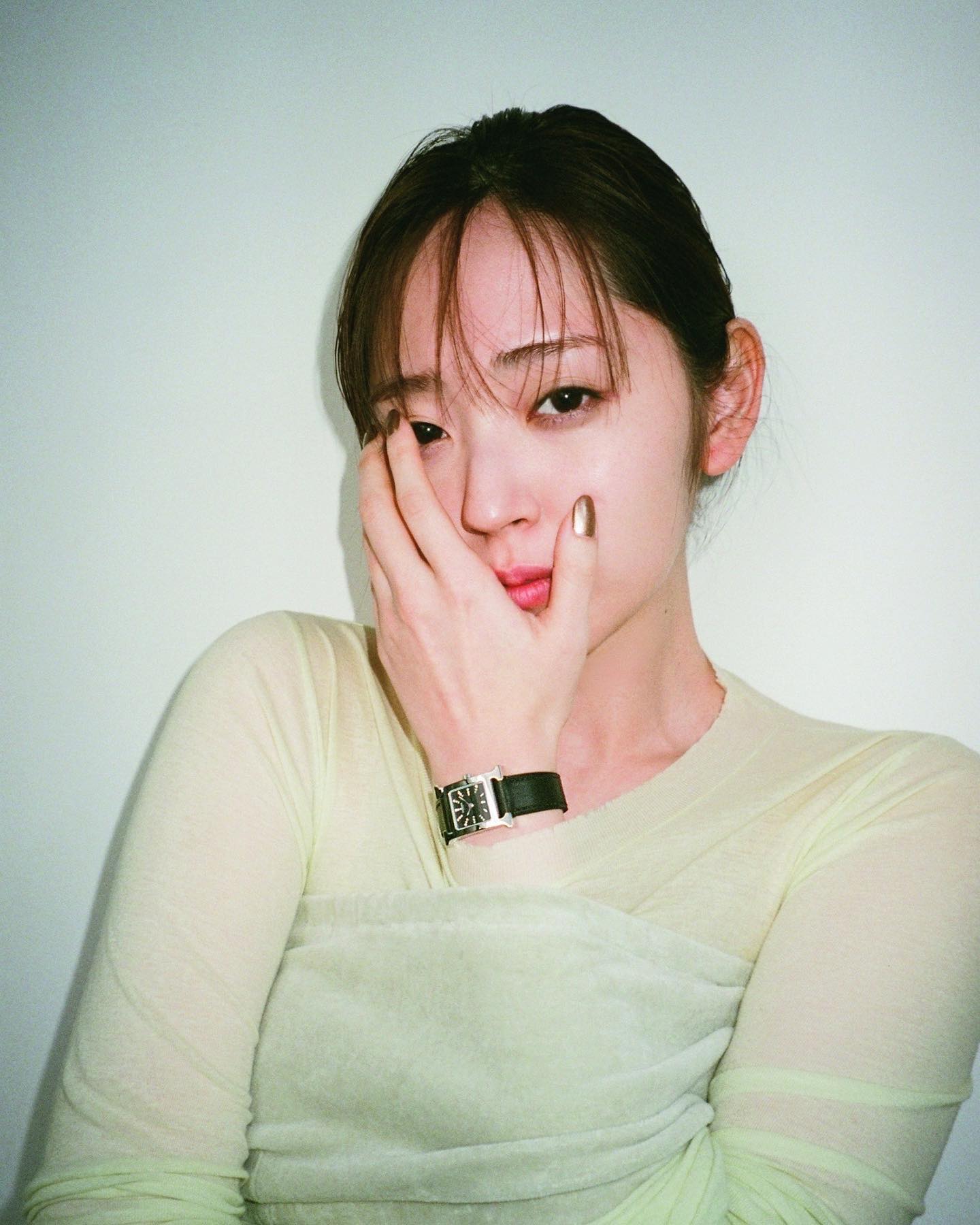 鈴木愛理がスタイル抜群ショットを公開📸アンニュイな表情にファン悶絶😍「大人な女性って感じ」