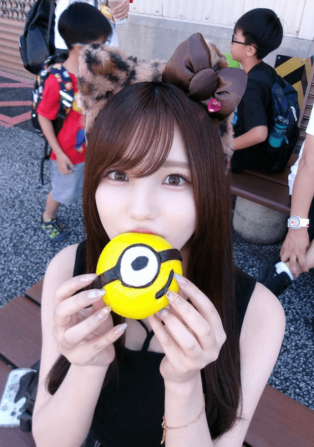 人気インフルエンサーがUSJで食べ物を頬張る彼氏目線ショットを公開「食費私が出すので一生食べててください🥹」