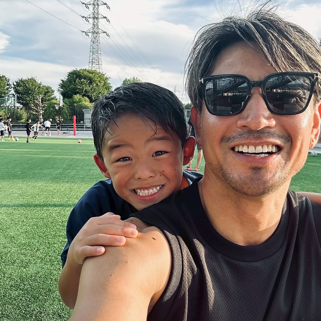 夕暮れのグラウンドで笑顔 ― 魔裟斗、息子とのサッカーショットを公開