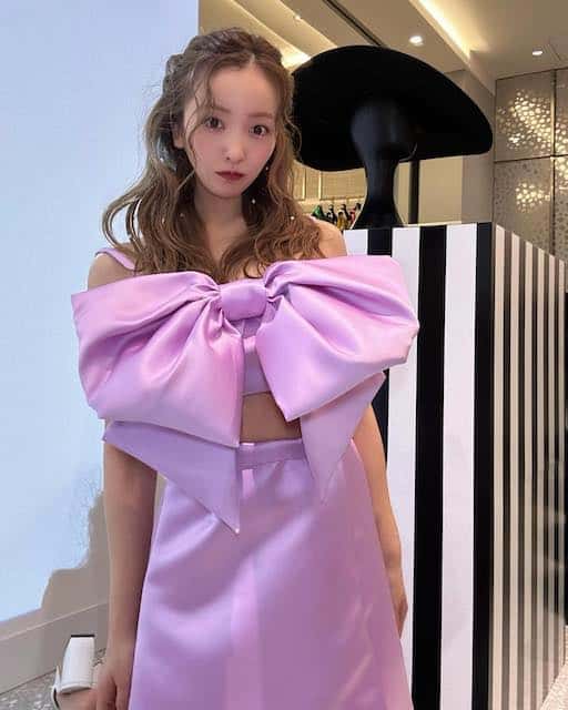 1児の母・板野友美が特大リボンのピンクコーデを披露