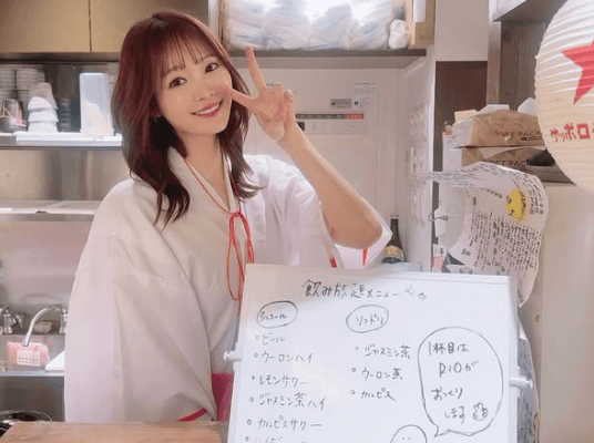 踊るヴァイオリニスト、巫女コスプレでキッチンに！”幸あれ・ショット”の美しさにファン脱帽「1杯もらおう！」