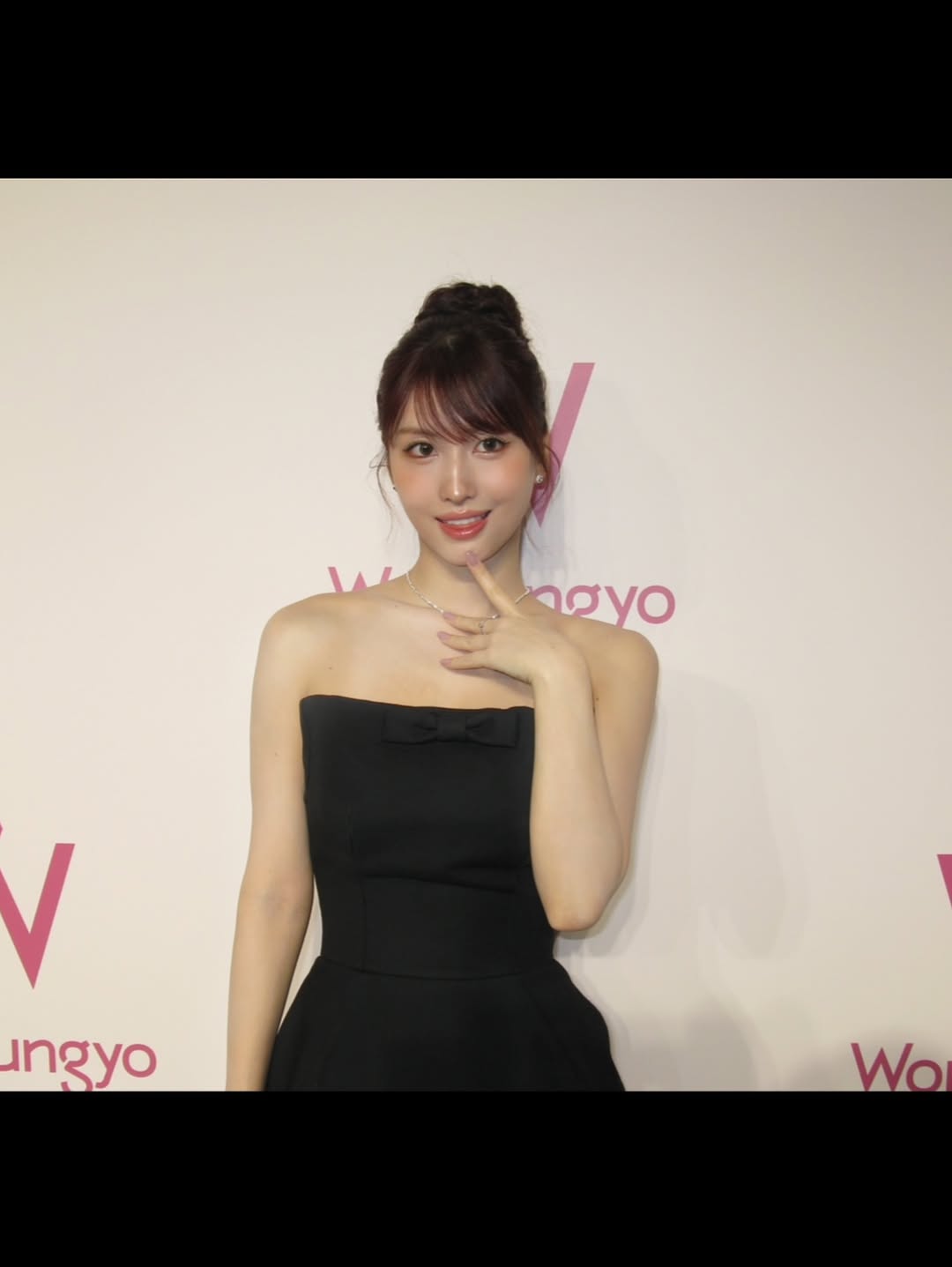 まるで彫刻…TWICE・モモがアンバサダーブランドのシックで大人なオフショットを公開