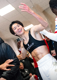 お祭り騒ぎの真ん中に日本人!? 中村敬斗の陽キャぶりが話題に