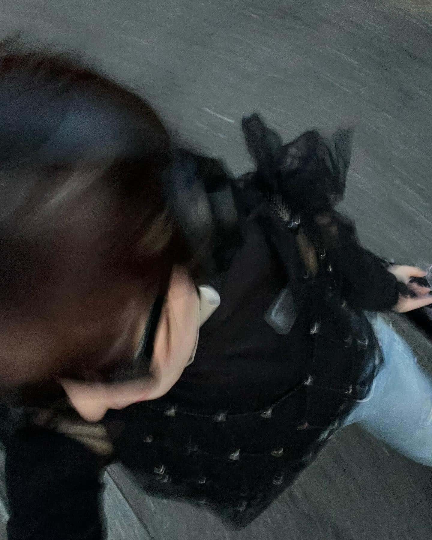 モードな長濱ねる「たまには気取って現実逃避👮🏻‍♂️🎧」ブラックコーデでお出かけ🖤