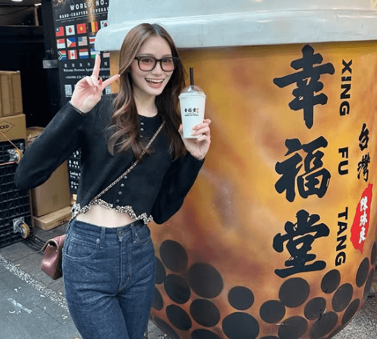 「もっちもちで美味しすぎた」美女ラウンドガール、眼鏡ルックの”タピオカ持ち・美ショット”を披露しファンを魅了！「台湾でも可愛い」