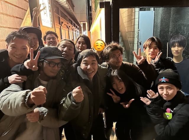 霜降り明星・せいや、「晩酌放浪歌」チームでの記念撮影を公開！