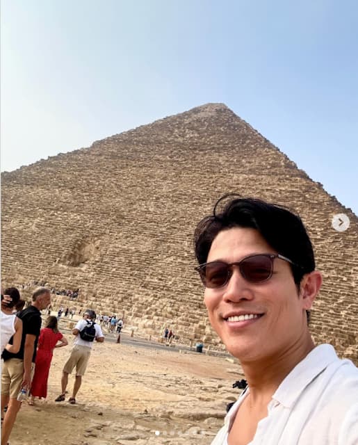 鈴木亮平がピラミッドを訪れる