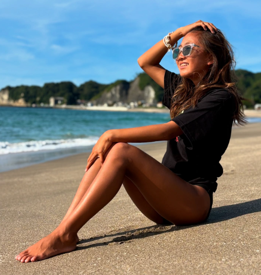 14歳の中学生プロサーファー木津優芽、海辺で魅せた夏のビーチショットが話題