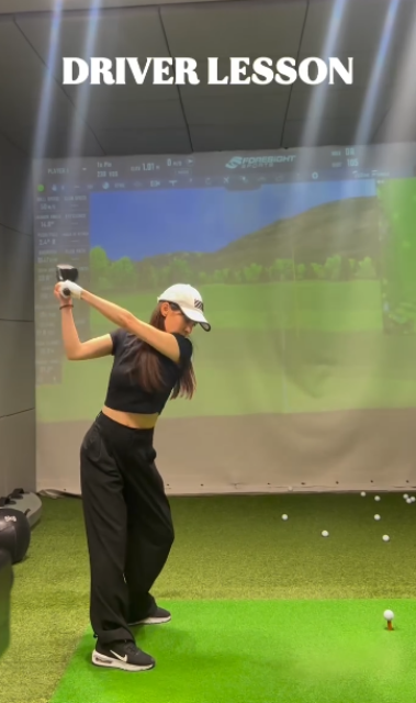 ヘソ出しスタイルでナイスショット！美女ゴルフタレント 瀬戸晴加、