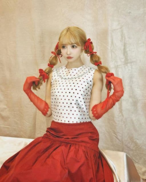 「お人形さんみたい」三上悠亜、金髪に真っ赤な衣装で雑誌”PECHE”初単独表紙を報告！人形のようにかわいいと話題に！