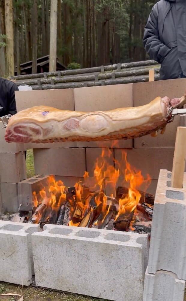 まるでモンハンの世界？！東海オンエアとしみつが巨大な肉塊を焼く動画を公開！