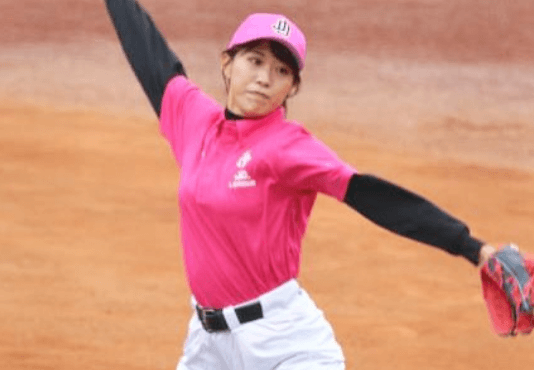 「ユニホーム姿が素敵だなぁ」美女アナウンサー、スタジアムMCに抜てき！野球ユニ姿＆投球フォトにファン注目の眼差し「可愛い！」