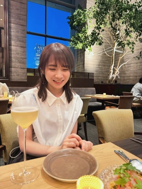 秋元真夏、変わらない友人たちと交わす夜の微笑みに積み重ねた時間の重みが滲み出る