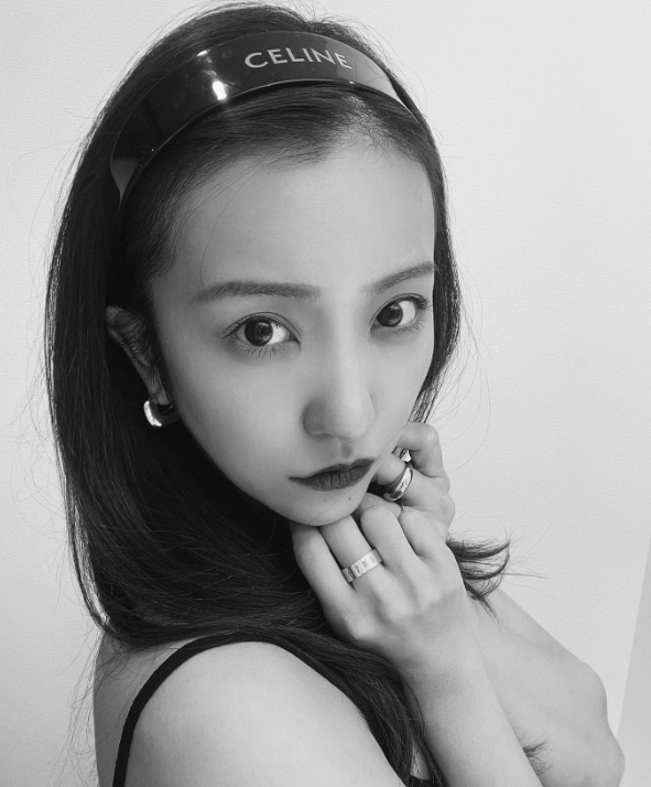 「かわいい💕 間違いないですね😊」板野友美さんが上目遣いで”あざかわ”ショット💕