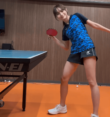 「一緒に練習したい先輩第1位！」卓球美女子、微笑みスマイルで楽しむピンポンムービーを披露！ファン魅了