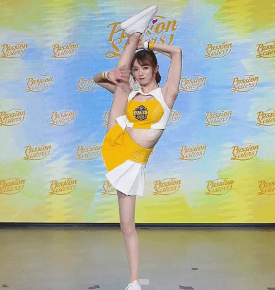 「全部ビジュ良すぎなんだが…幸せや」元プロ野球の美女チア、1の字開脚＆回転演舞のフェアリームービーにファン熱視線！「ぐりんぐりんすごーい」