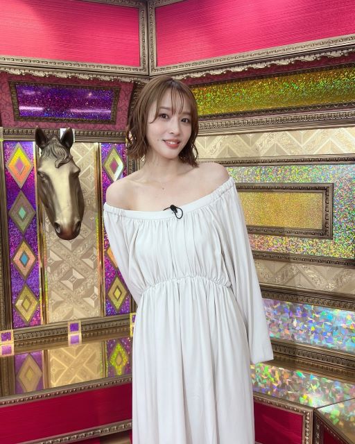 美人タレント・神部美咲「オフショルロングワンピ」で美デコルテ披露！