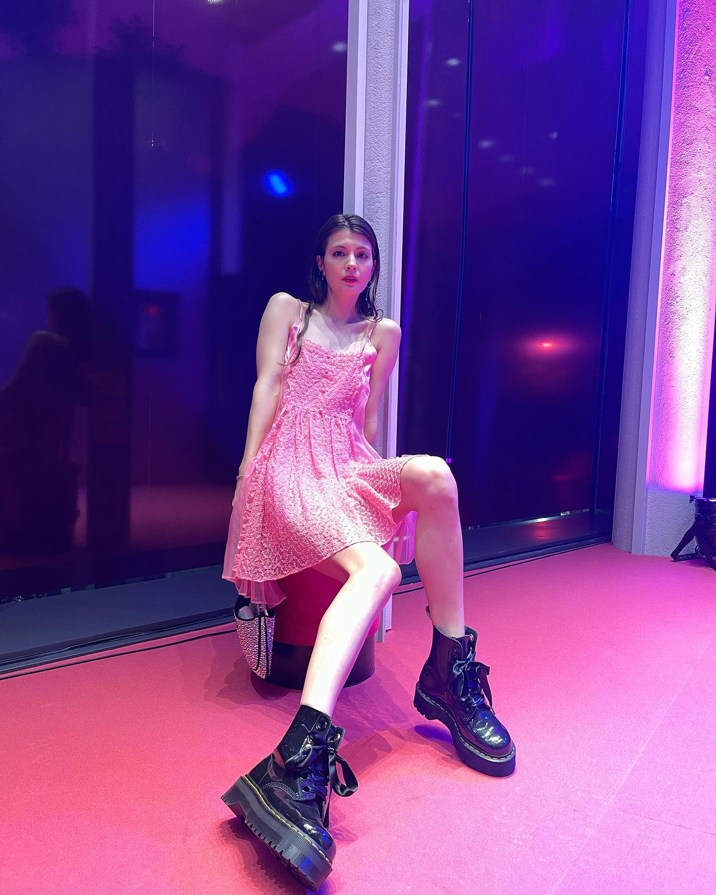 セクシービームで打ちのめされる!?「お人形さんみたい」なマギーさんのミニ丈ワンピ姿💃💕