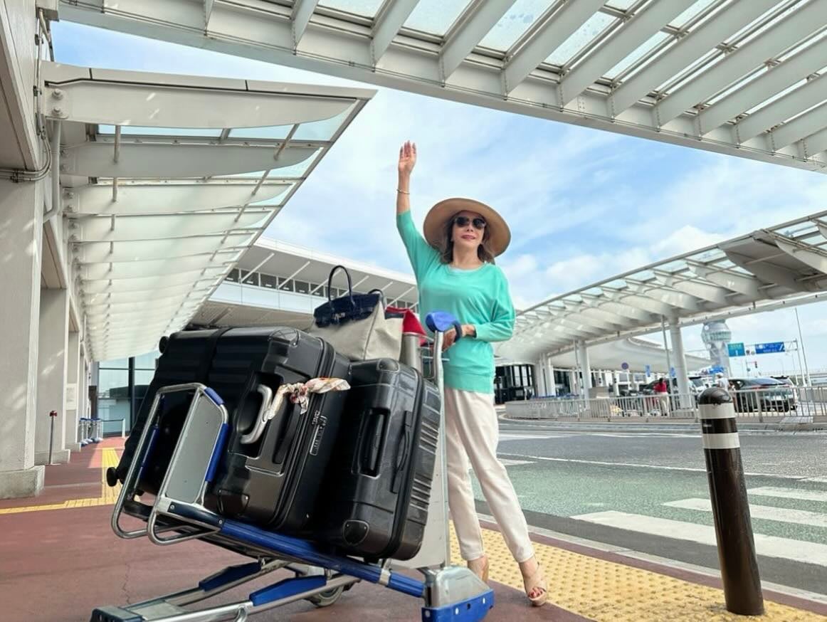 「お気をつけて行ってらしゃいませ。」デヴィ夫人が海外へ飛ぶ