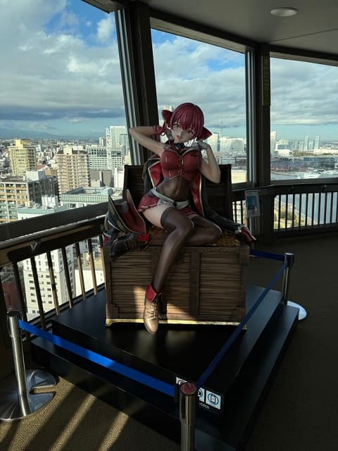 〇〇タワーに宝鐘マリンの等身大フィギュアが登場！立体の船長に会えると話題に