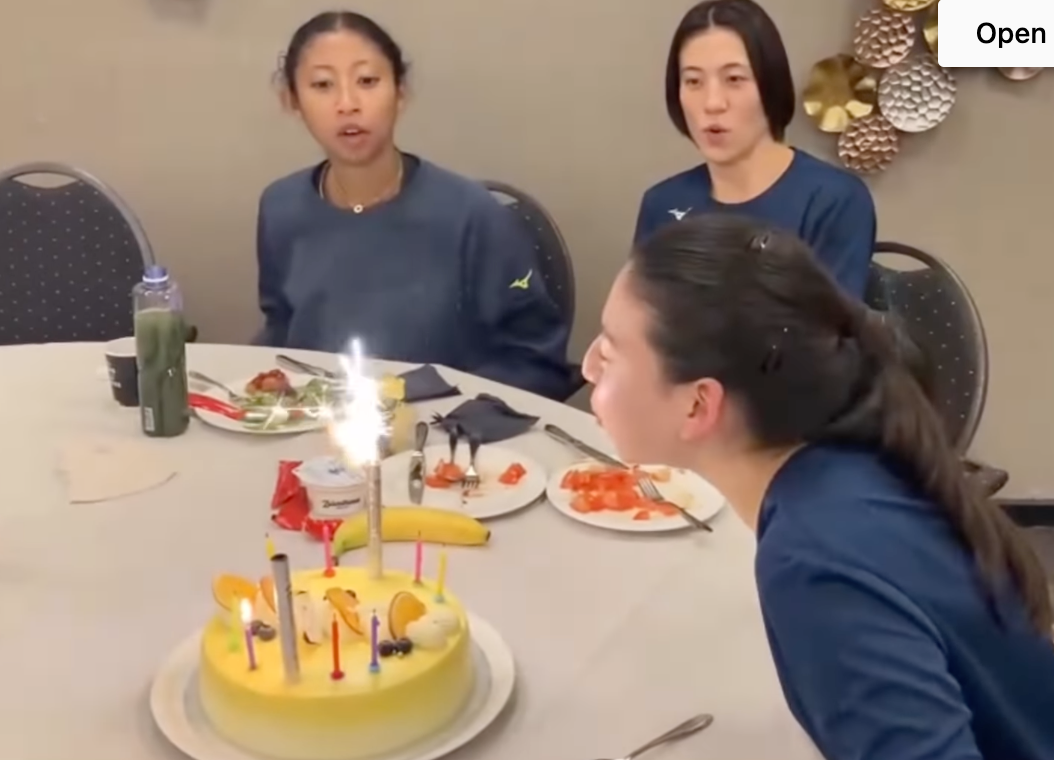 バレー・籾井の誕生日を花火つきケーキで祝福🎉見守る代表メンバーの姿にも注目👀