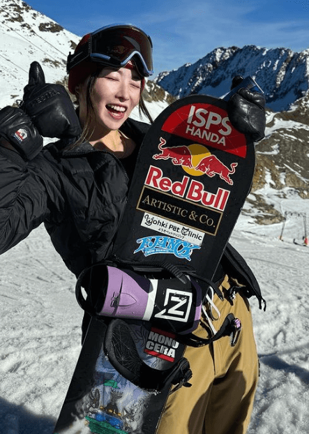 「可愛いすぎるちゃ」美女プロスノーボーダー・鬼塚雅、雪原のグッドラックポーズが可愛すぎと話題に