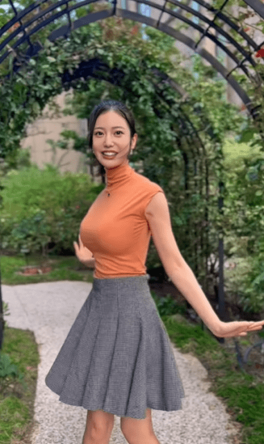 阿部なつき「バスト＆クビレ」際立つピタピタトップスでファン魅了！