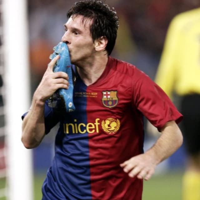 「メッシがシューズに口づけした日」バルセロナが三冠を決めた16年前のあの写真が話題に！