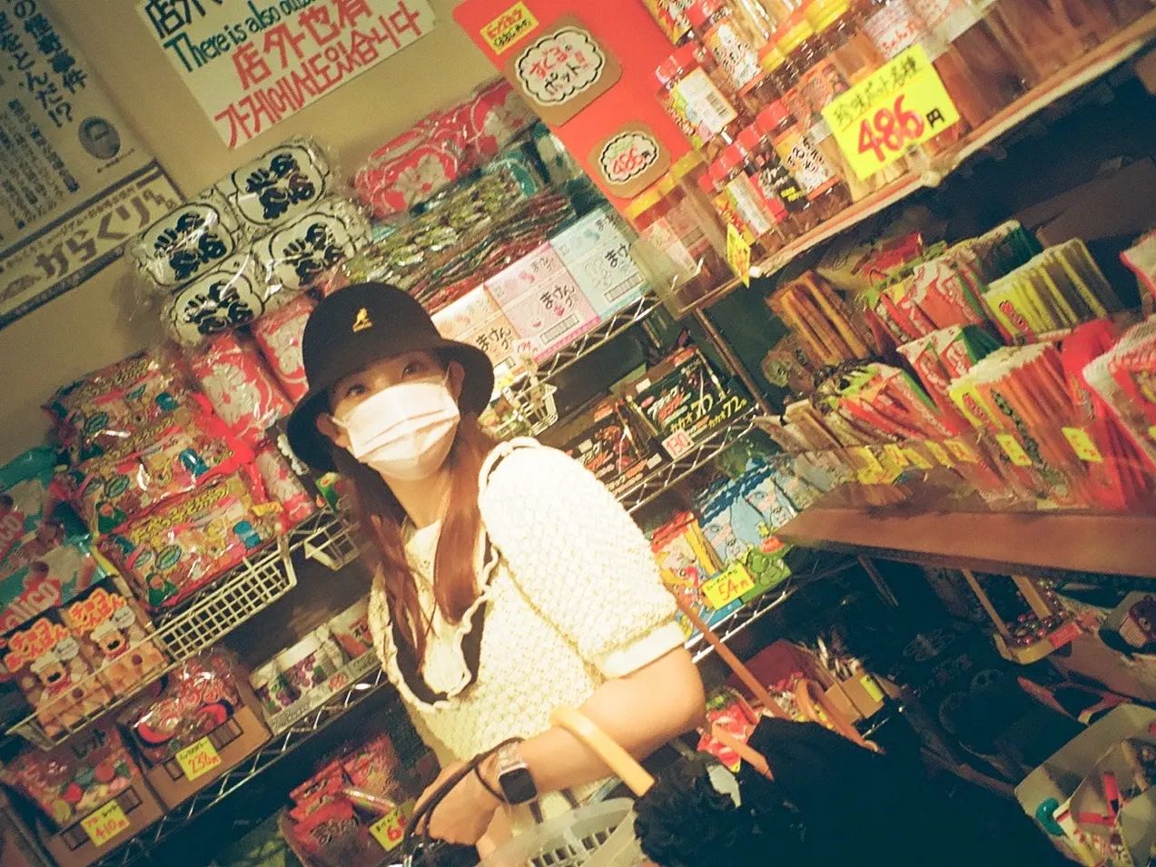 あだっちーが駄菓子屋でレトロ風SHOT披露📸ファンから「駄菓子を見る目がマジ😂👏」