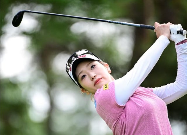 爽快スイング！美人プロゴルファー・安田彩乃の奮闘にファン歓喜