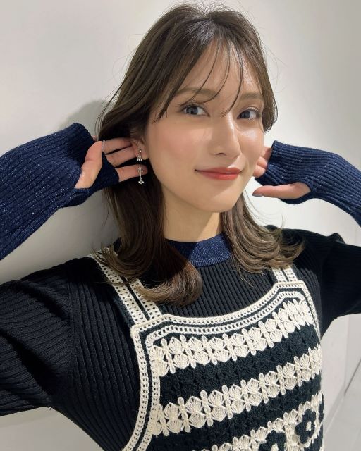 元AKB・入山杏奈の「耳スマポーズ」が可愛すぎると話題！