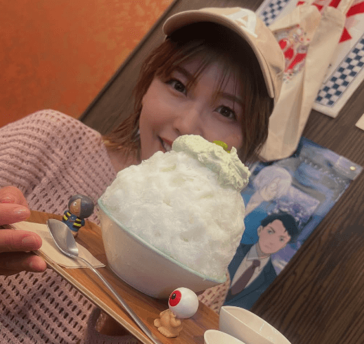 「かき氷だー！」美女タレント、目玉のおやじ＆鬼太郎とともに”ビッグかき氷ショット”を披露！ファンを魅了する「キンキンに冷えてやがるぅ」