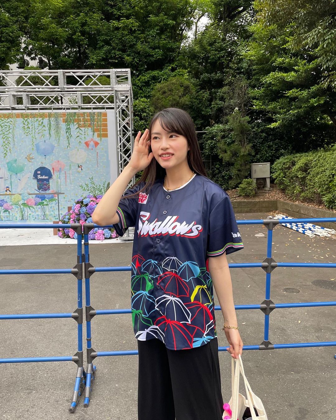 父親が沢村賞投手!?美人モデルのスワローズユニフォームにファン注目