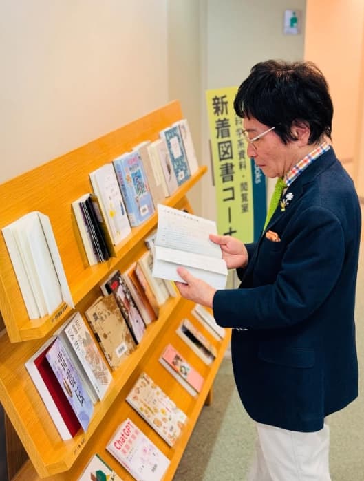 「都立中央図書館、神コーナー発見」尾木ママも立ち止まった新着図書が話題！