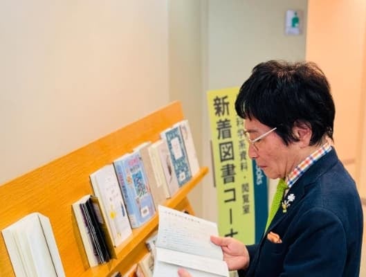 「都立中央図書館、神コーナー発見」尾木ママも立ち止まった新着図書が話題！