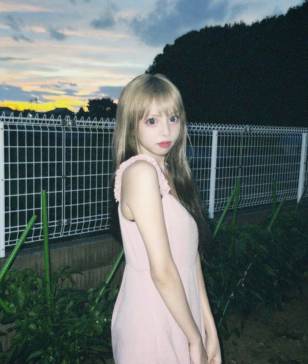 あの人気モデルのワンピース姿がお人形すぎると話題に