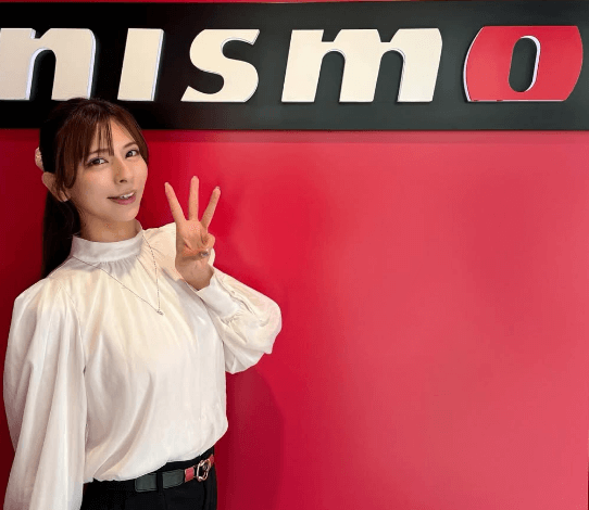 美女レースアンバサダー、INショールーム！現地ショット＆ムービーの内容にモータースポーツファン歓喜「べっぴんさんばっかり」