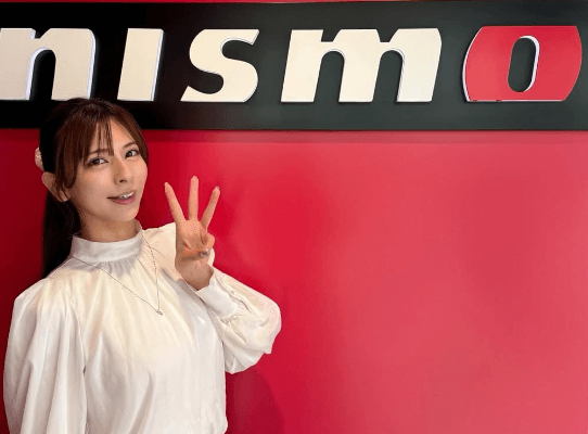 美女レースアンバサダー、INショールーム！現地ショット＆ムービーの内容にモータースポーツファン歓喜「べっぴんさんばっかり」