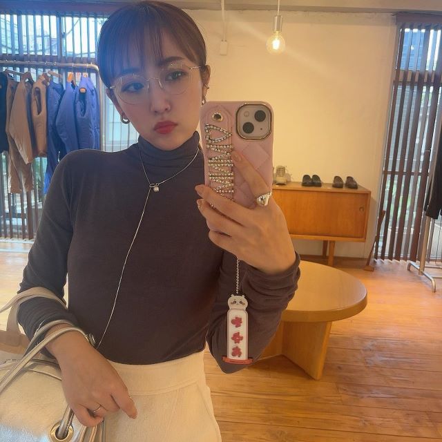 たかみな「夫婦でおさんぽ」、伊達メガネ身に着けたデートコーデ公開👀