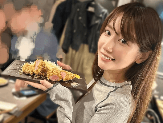「とんかつ、好き？」美女タレント、シロガネーゼモードで楽しむ”とん活・ショット”を披露！「カワイイ」「上品なトンカツです！」