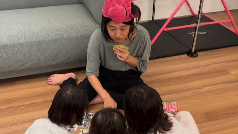 横澤夏子、子供たちと“爆笑かるた”タイム！早口言葉で笑い転げる姿にファン癒される