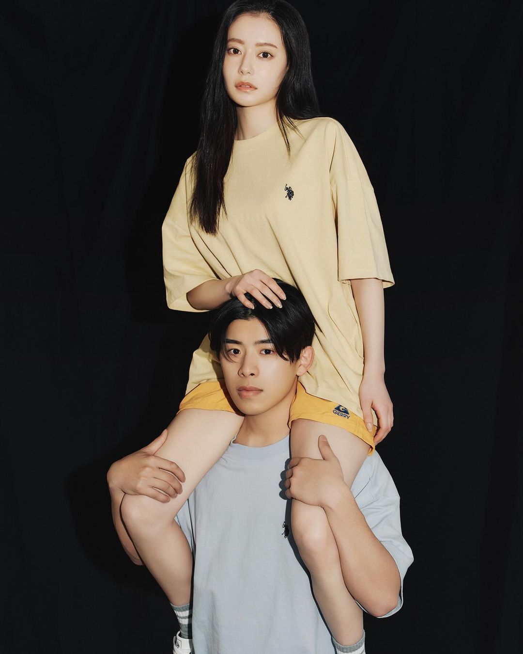 あの大人気夫婦YouTuberの写真がシュールすぎる！「どっちも真顔なんじわるww」「肩車最高」の声