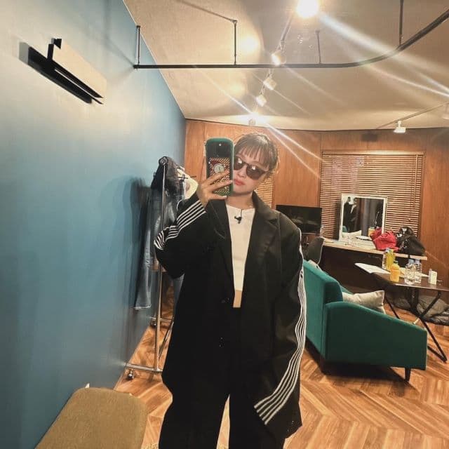 鈴木奈々、いつもとひとあじ違うモノトーンコーデにファンから「かっこいい」「COOL」の声！