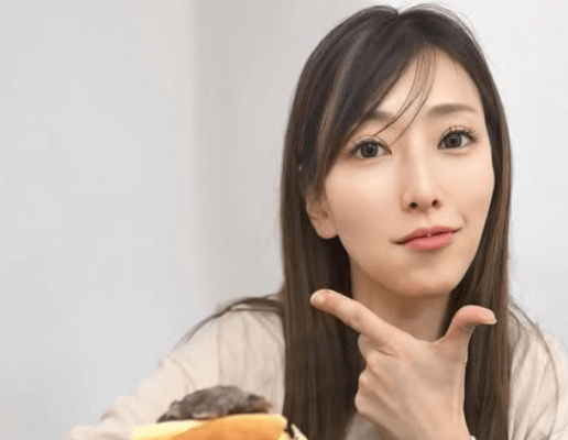 「ナイス、もっと見たくなる」人気モデルの情熱的なドー活！ドヤ顔ショットが素敵だとファン歓喜「ホンマにドーナツ好きやな～」