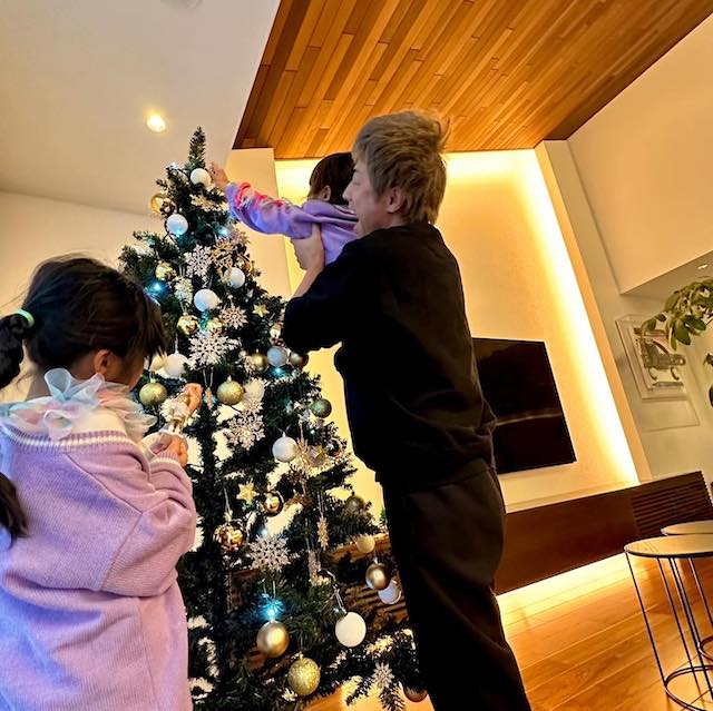 田村淳が娘たちとのクリスマスツリーの飾り付けを披露💕