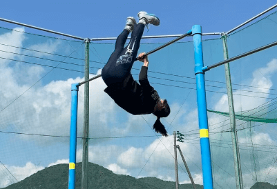 「ひゃおわー！！」美女アスリートの敵は鉄棒？熱き咆哮の“青空・ウェイトトレムービー“にファン歓喜「楽しそうな女神さま」