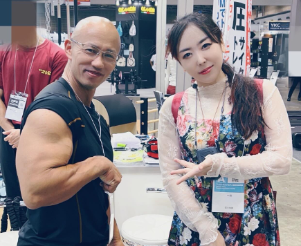 女子プロレス界の美女・安川結花がSPORTEC2025に登場！業界注目の最新マシンを体験